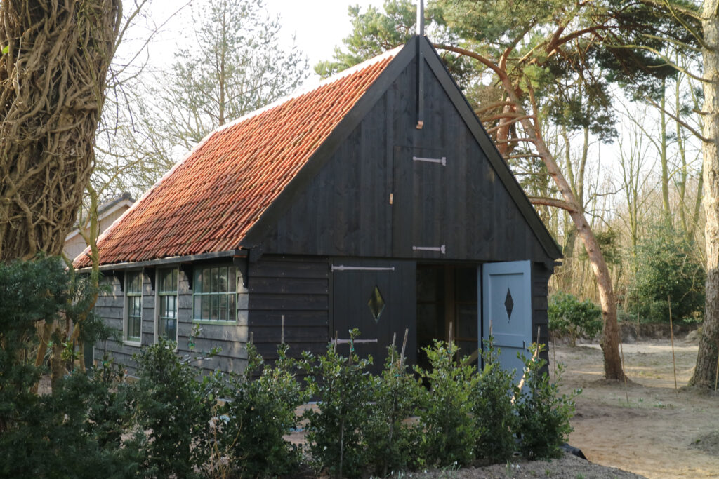 In de Noord-Hollandse duinen bouwden wij voor een particuliere opdrachtgever een ‘leefschuur’ met authentiek exterieur. Het interieur is zoals van een ‘tiny house’.