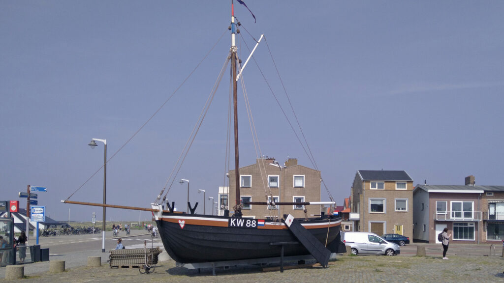 Wij restaureerden een bijzondere garnalenschuit uit 1912, die in Katwijk aan de boulevard te bekijken is. De schuit vaart niet meer, maar is het laatste overgebleven exemplaar.