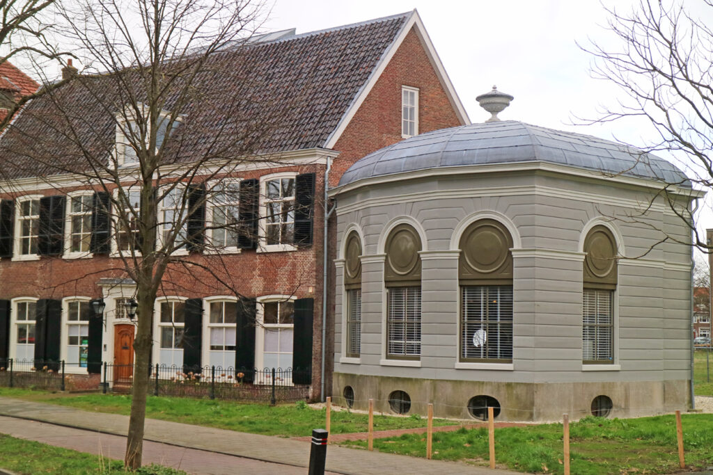 In opdracht van Hagendoorn en Kofman restaureerden wij houtwerk in de gevel van Vredenburg en het exterieur van de naastgelegen monumentale theekoepel Bellevue.