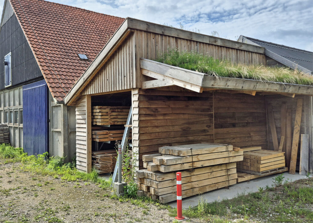Voor het Flevolandschap hebben we een natuur-inclusieve houtopslag gebouwd bij de werkschuur naast Schokland. Het materiaal voor de bouw, vuren balken en populieren gevelplanken, komt uit het Urkerbos.