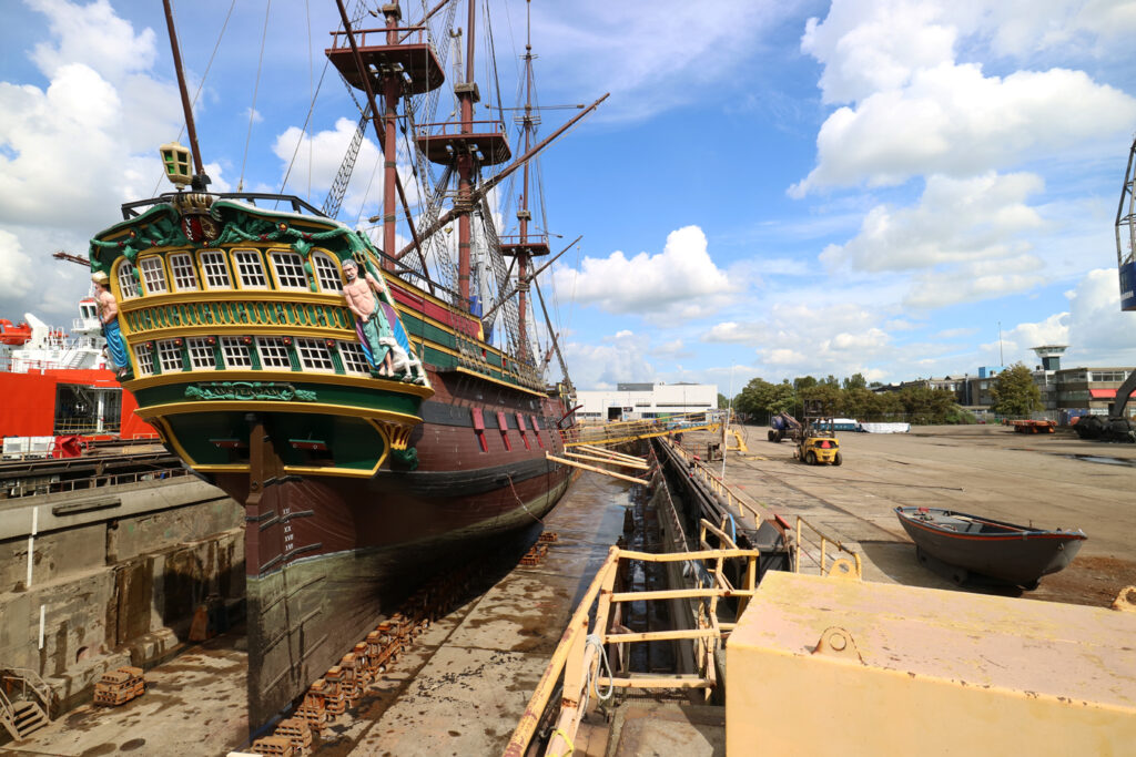 We zijn sinds 2000 betrokken bij het onderhoud van de Amsterdam bij Het Scheepvaartmuseum. In 2020/2021 hebben we meegewerkt aan de derde dokbeurt.