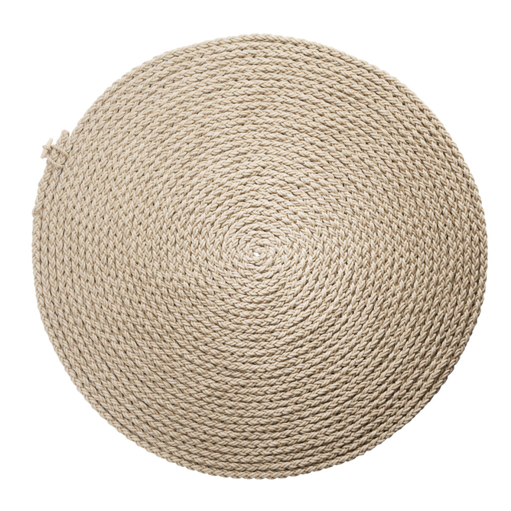 €  3.600,00
100 meter touw opgerold tot een vloerkleed van 2 meter.
8-strengs gevlochten vlasvezeltouw Ø 34 mm.
Laatste wikkeling met een tokkeltouwtje vastgezet.