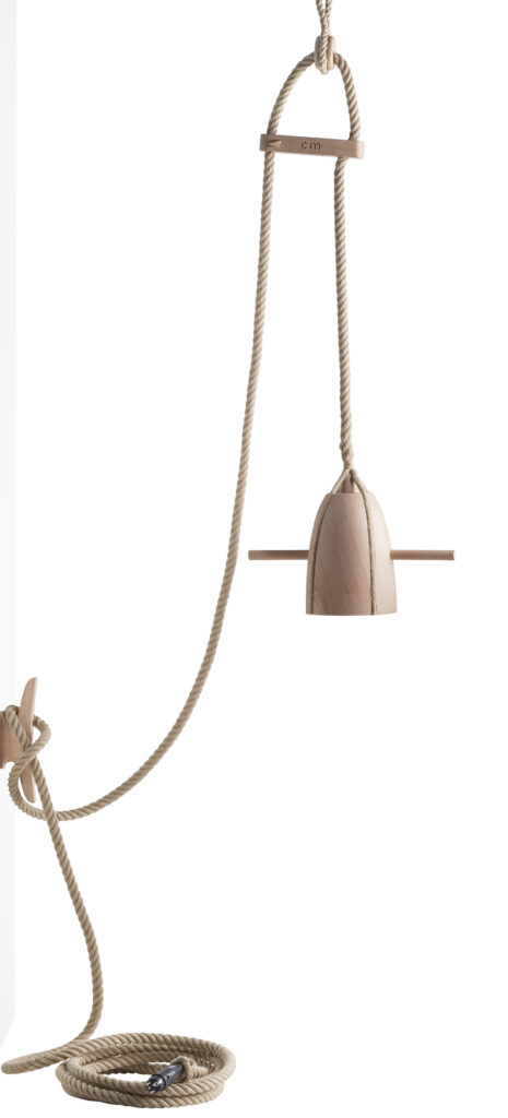 €  2.700,00
Lamp met iepenhouten touwslagerstol als kap.
10 meter 4-strengs vlasvezeltouw Ø 27 mm.
Iepenhouten touwkikker om het snoer te beleggen.
