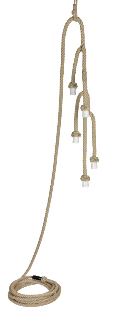 € 900,00
Touwlamp uitgesplitst naar 5 porseleinen fittingen.
10 meter 4-strengs vlasvezeltouw Ø 27 mm.
Fittingen en stekker afgewerkt met prachtige knoop.