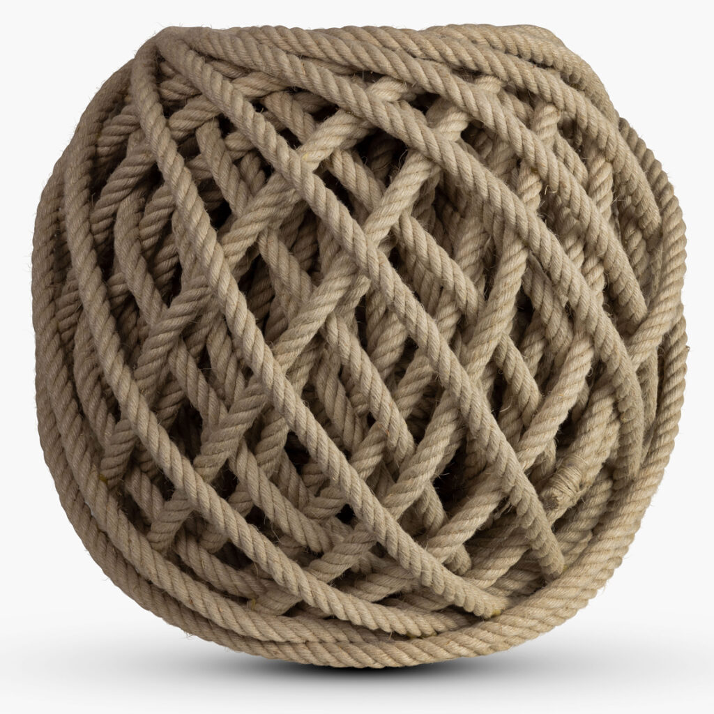 € 1.850
Poef gemaakt van 110 meter touw, gewikkeld als een klos garen.
3-strengs vlasvezeltouw Ø 18 mm.
Laatste slag met takeling aan onderliggende slag gebonden.
