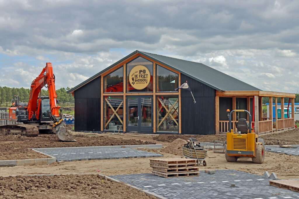 De mannen van de Frietkraam in Almere wilden een restaurant. Voor hun Frietboerderij  leverden wij de houtconstructie als een bouwpakket met balken en kozijnen.