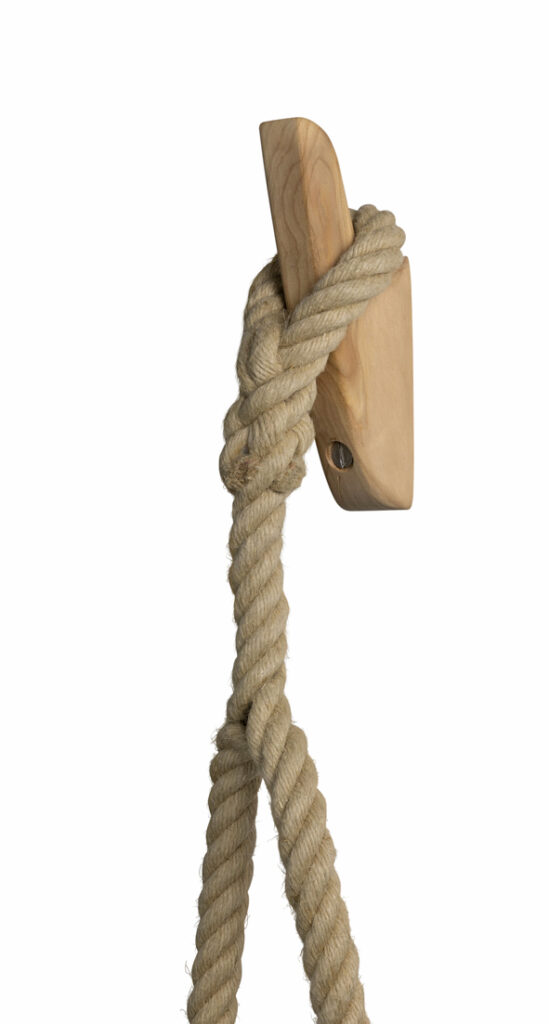 € 90,00
Halve klamp om touwlamp aan op te hangen.
Gemaakt van iepenhout, inclusief 2 rvs houtschroeven.