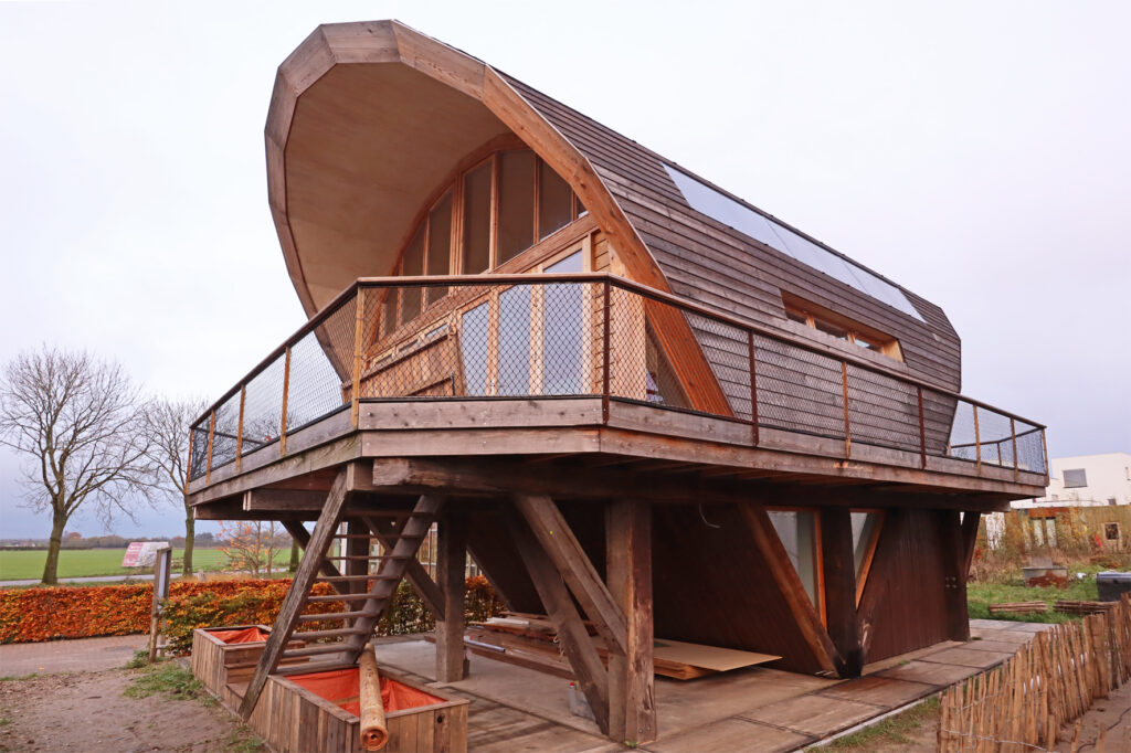 Op het Pioniersveld in Culemborg zijn een aantal experimentele woningen gebouwd. Wij assisteerden de opdrachtgevers bij de bouw van hun Paalwoning.