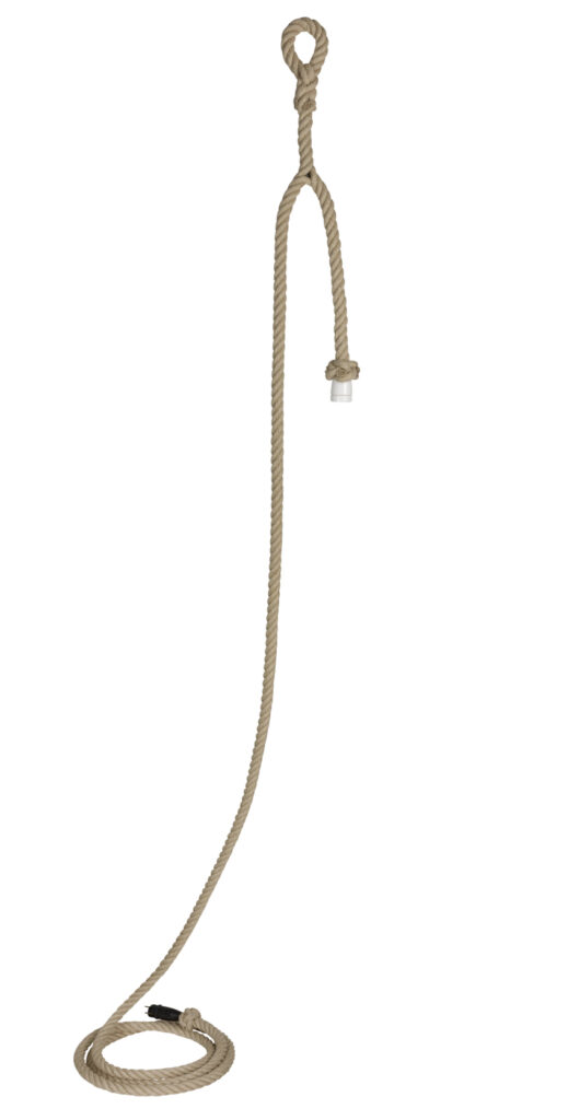 € 350,00
Touwlamp met extra oogsplits om aan op te hangen.
5 meter 4-strengs vlasvezeltouw Ø 27 mm.
Fitting en stekker afgewerkt met prachtige knoop.