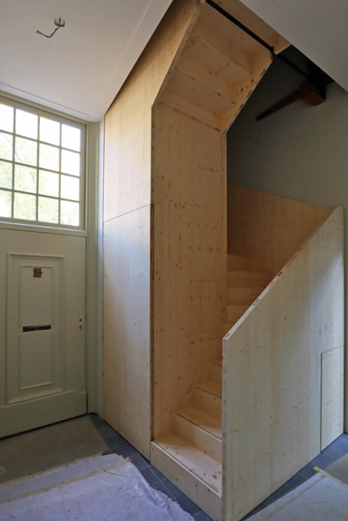 Om het gebruiks-oppervlakte van een monumentaal pand te vergroten ontwikkelden we samen met architectenbureau Urbanizer een CLT trapmeubel met toilet en garderobe.