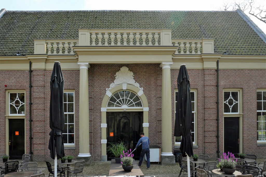 De kuif boven de entree van het koetshuis was aangetast door schimmel. Tijdens het vervangen van de kuif zagen we dat ook de toog van het kozijn ook aan vervanging toe was.
