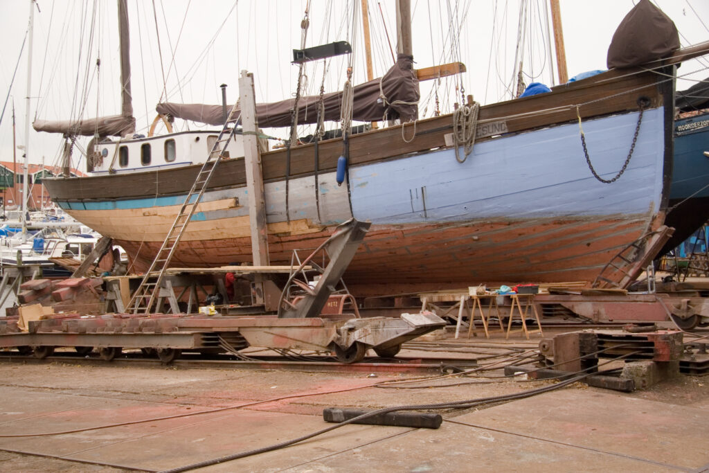 Samen met de eigenaar hebben we deze kotter grotendeels gerestaureerd. Wij werkten vooral aan vervanging van constructieve delen zoals de spanten, huidplanken en de voorsteven.