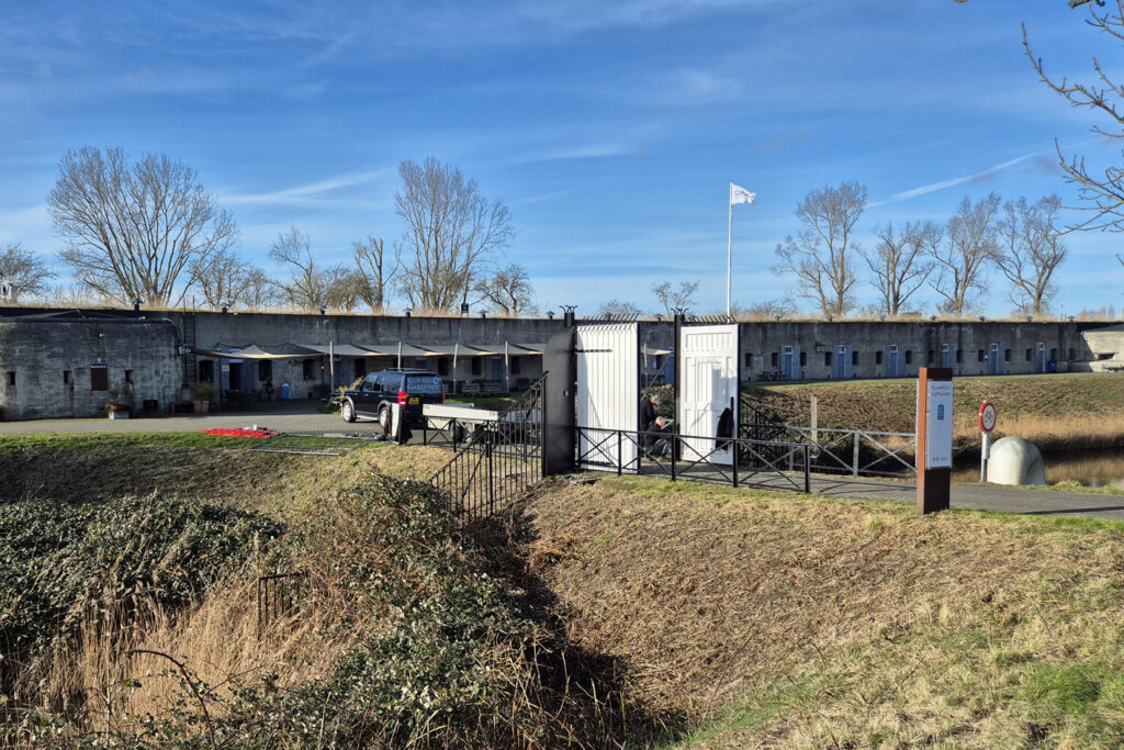 De poortdeuren van Kunstfort Vijfhuizen verkeerden in slechte staat. In opdracht van van der Veldt Timmertechnieken hebben we nieuwe deuren gemaakt en afgehangen.