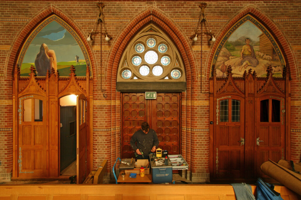 In samenwerking met beeldsnijder Marten Robert hebben we het front van de vierde biechtstoel in de Sint Agathakerk in Lisse gemaakt.