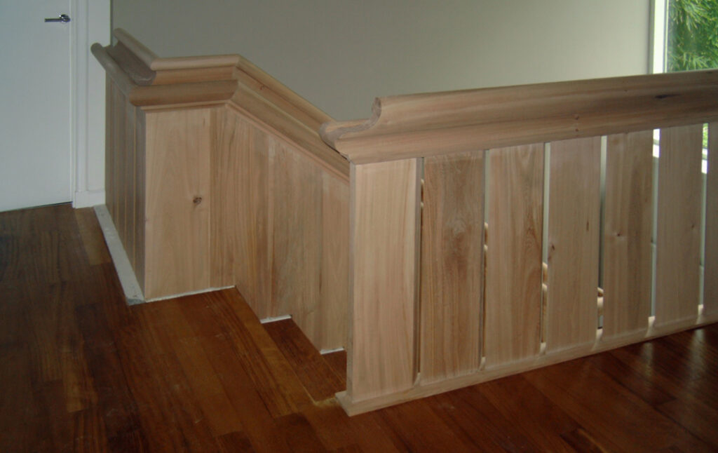 In een villa in Wassenaar hebben een nieuwe trapleuning geplaatst. De balusters en het grote leuningprofiel van iepenhout zijn in de werkplaats gemaakt en op locatie geplaatst.