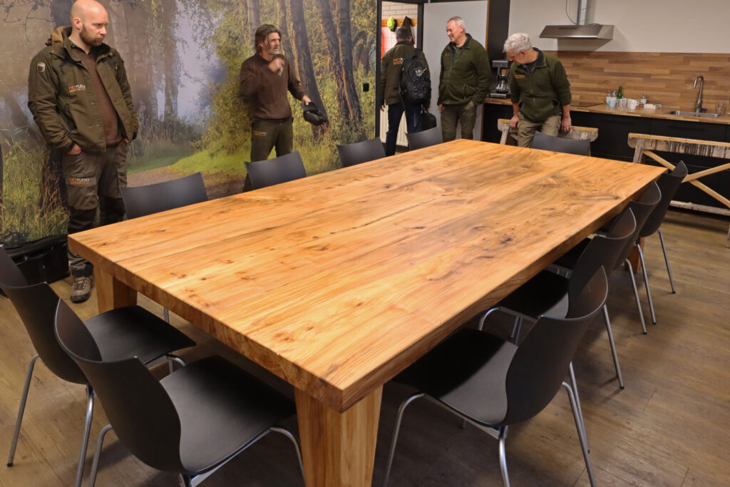 Voor de kantine in de werkschuur van het natuurpark in Lelystad leverden we een robuuste tafel gemaakt van iepen uit beheergebieden van het Flevolandschap.