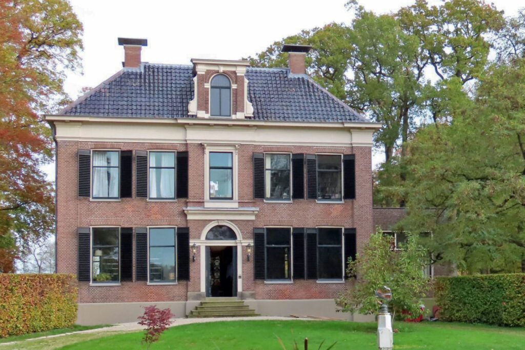 In een monumentaal pand in Paterswolde plaatsten we dubbele voordeuren. We hebben hiervoor twee oude deuren van Stichting Monument en Materiaal pas gemaakt.