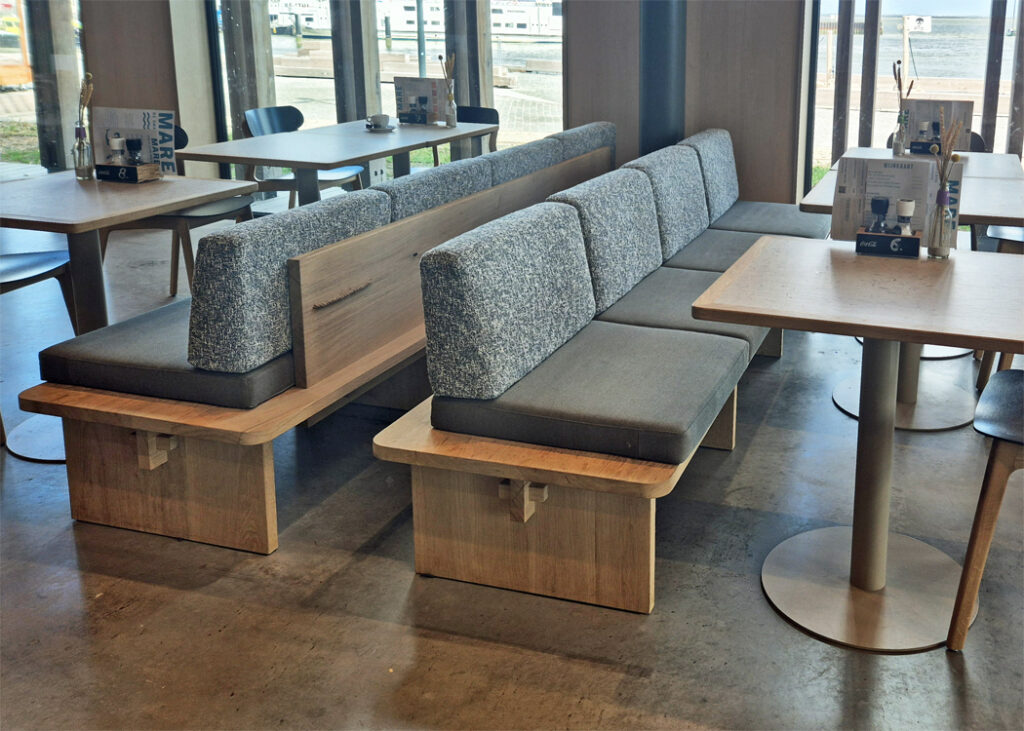 In opdracht van HuisVeendam hebben we diverse meubels gemaakt van lokaal eikenhout voor het WEC Waddenzee te Lauwersoog. Het interieur is ontworpen door Spring Studio te Groningen.